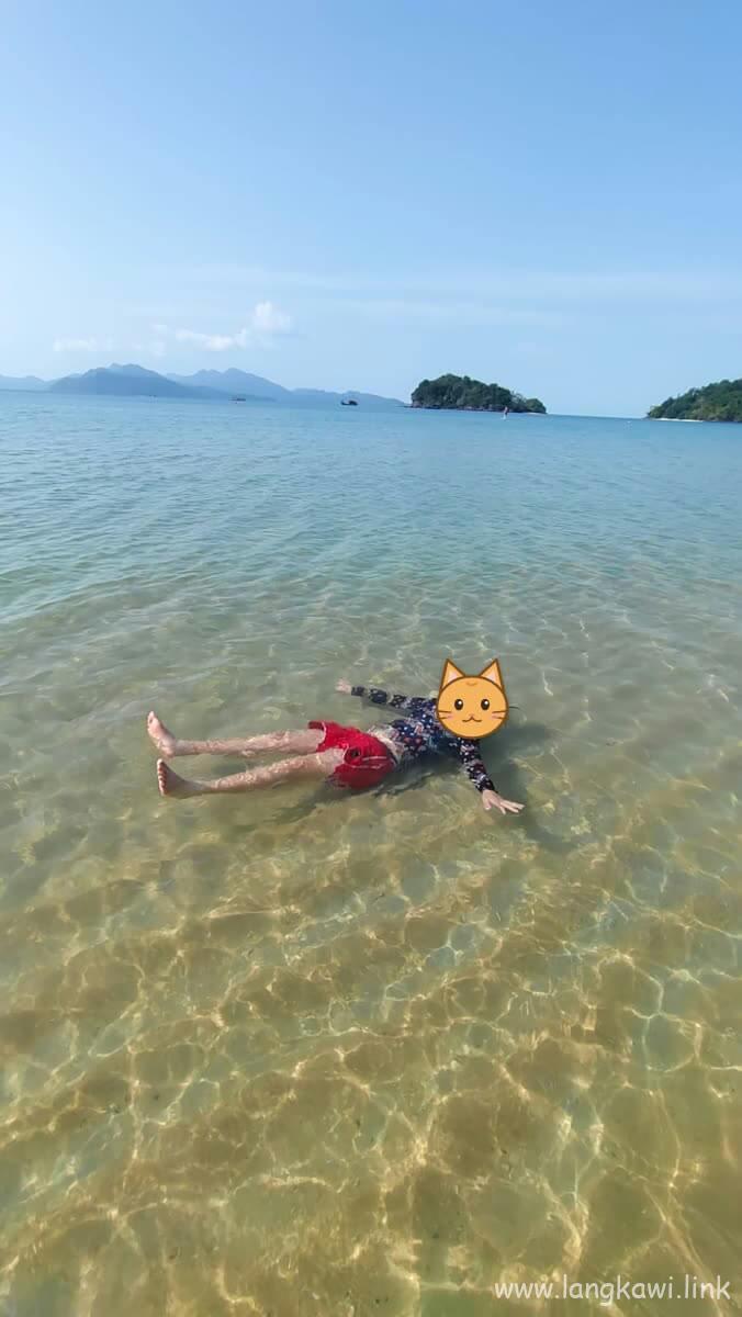 海にぷかぷか浮かぶ子ども