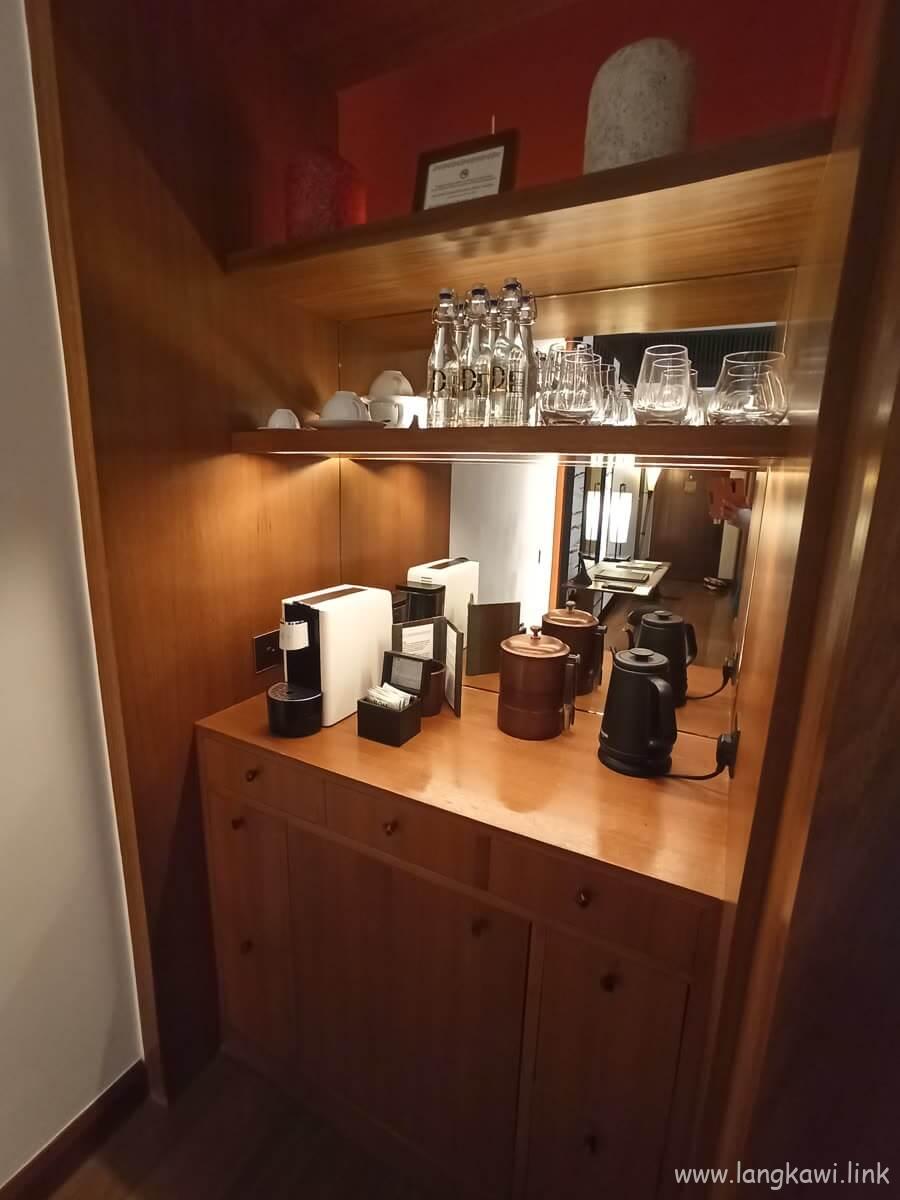 コーヒーとミニバーの棚