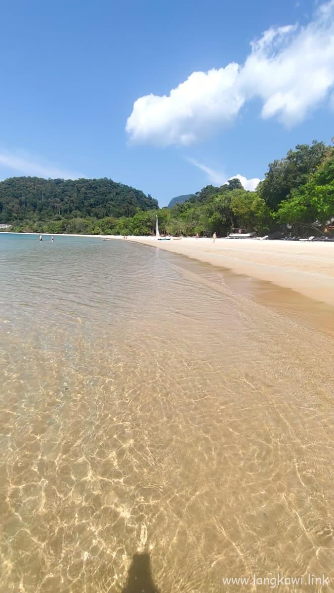 すきとおった遠浅の海